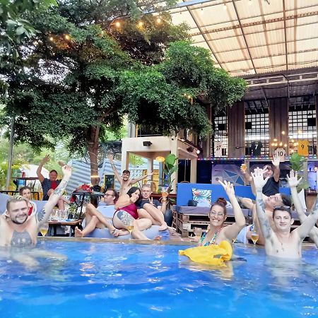 Revolution Siem Reap Hostel Екстериор снимка
