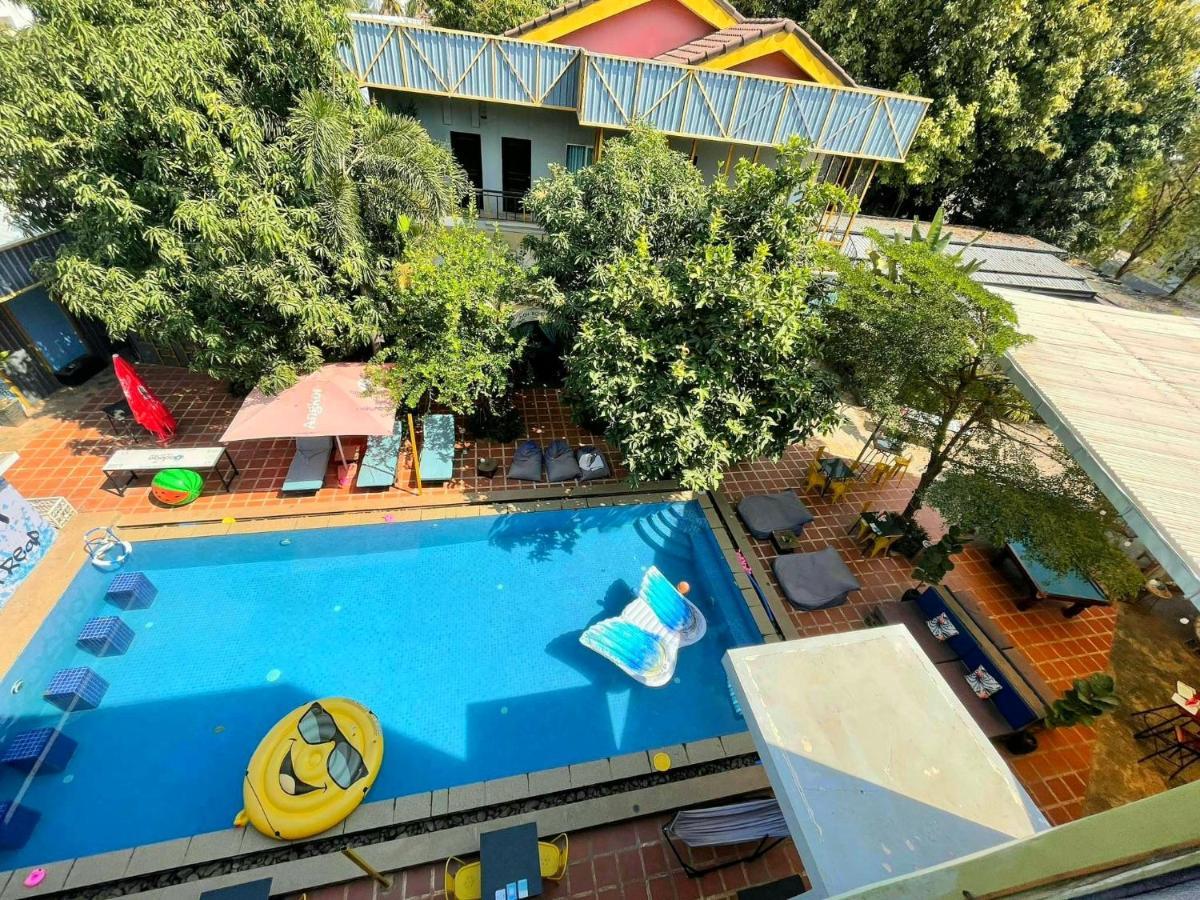Revolution Siem Reap Hostel Екстериор снимка