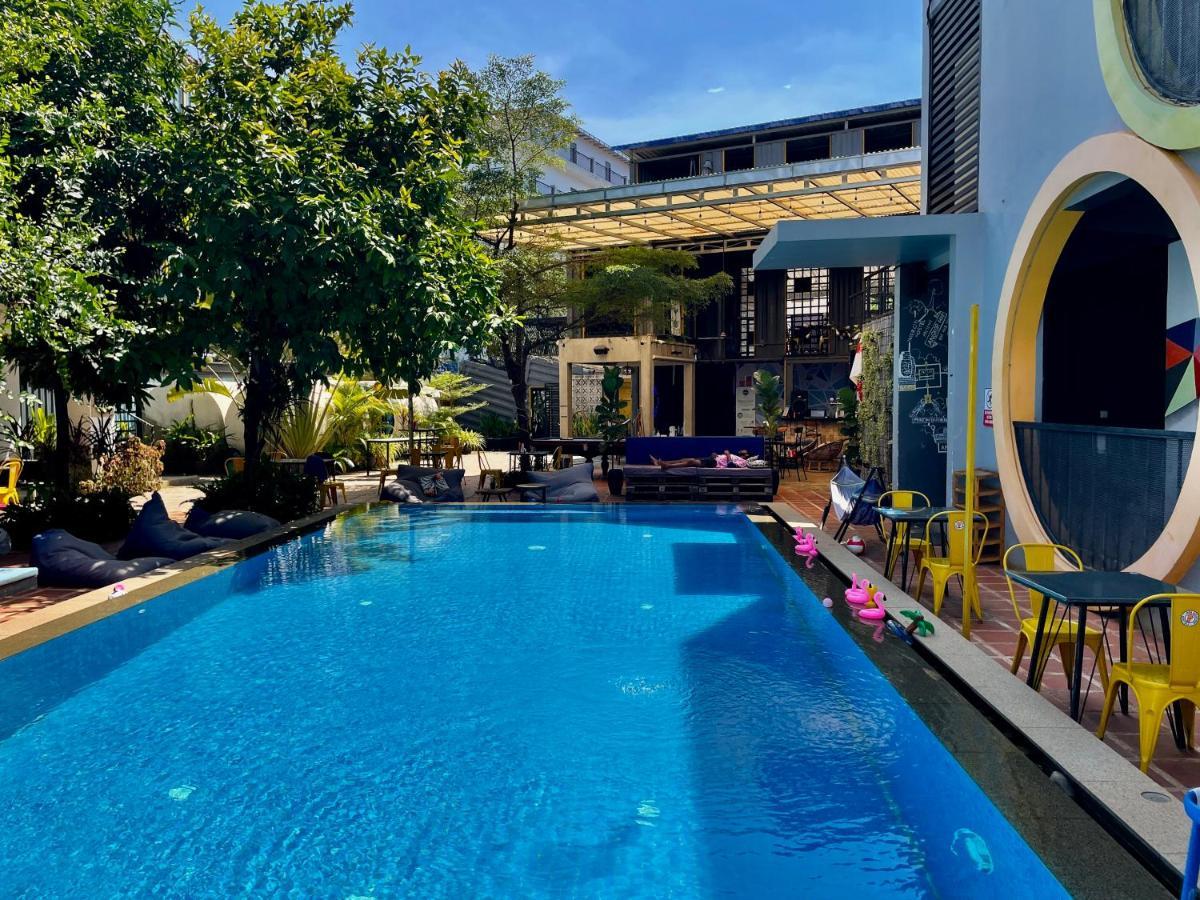 Revolution Siem Reap Hostel Екстериор снимка