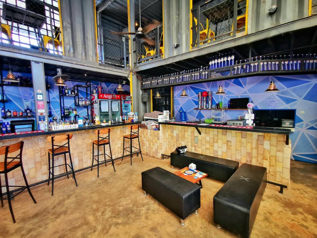 Revolution Siem Reap Hostel Екстериор снимка