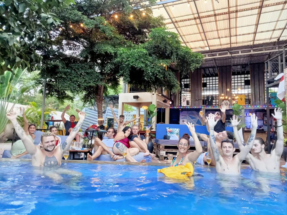 Revolution Siem Reap Hostel Екстериор снимка